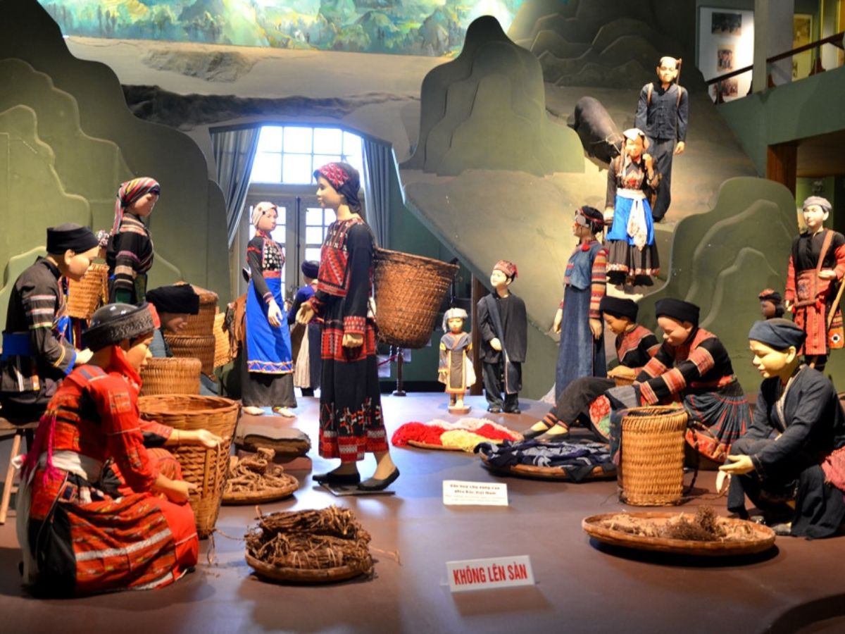 Những trang phục truyền thống cùng hoạt động thường ngày của người dân tộc sinh sống tại Sa Pa được tái hiện gần gũi trong bảo tàng.