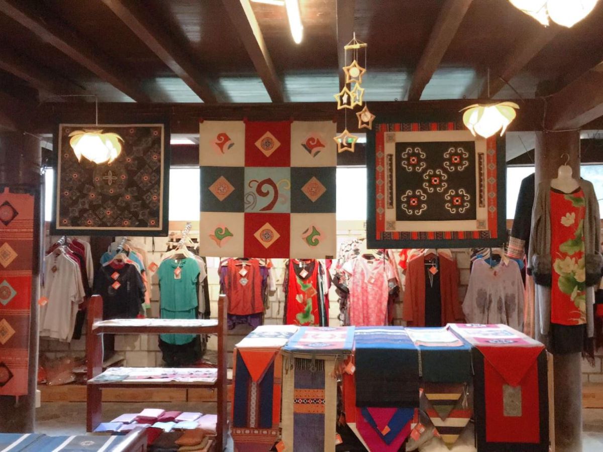 Những bộ quần áo của người dân tộc được trưng bày tại Bảo tàng Sa Pa.