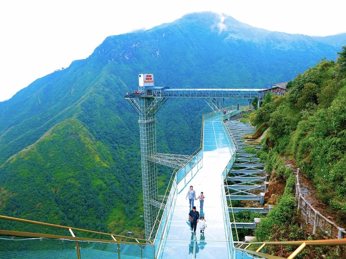 Trải nghiệm cảm giác “bồng bềnh” giữa mây trời khi sải bước trên cầu kính Sa Pa.