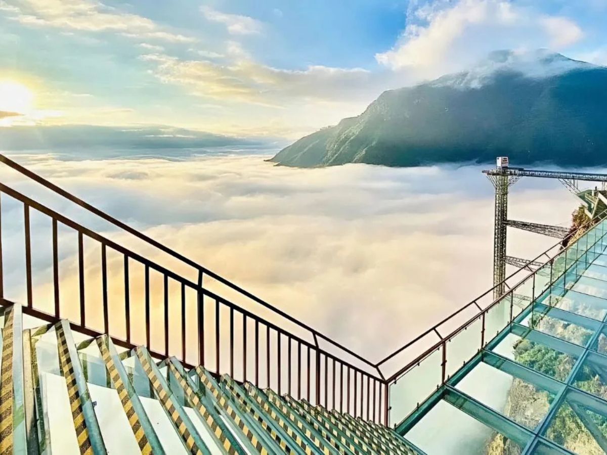 Thiết kế nhô ra từ vách núi ấn tượng của cầu kính (Sa Pa).