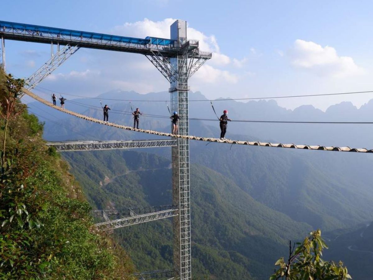 Trải nghiệm ngay cảm giác đi bộ giữa trời cùng Cầu Kính Rồng Mây.