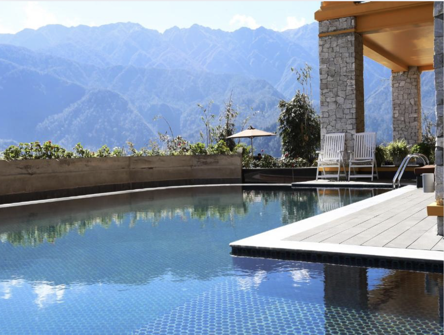 Bể bơi ngoài trời cùng hệ thống nước nóng bốn mùa - phục vụ du khách trải nghiệm quanh năm.