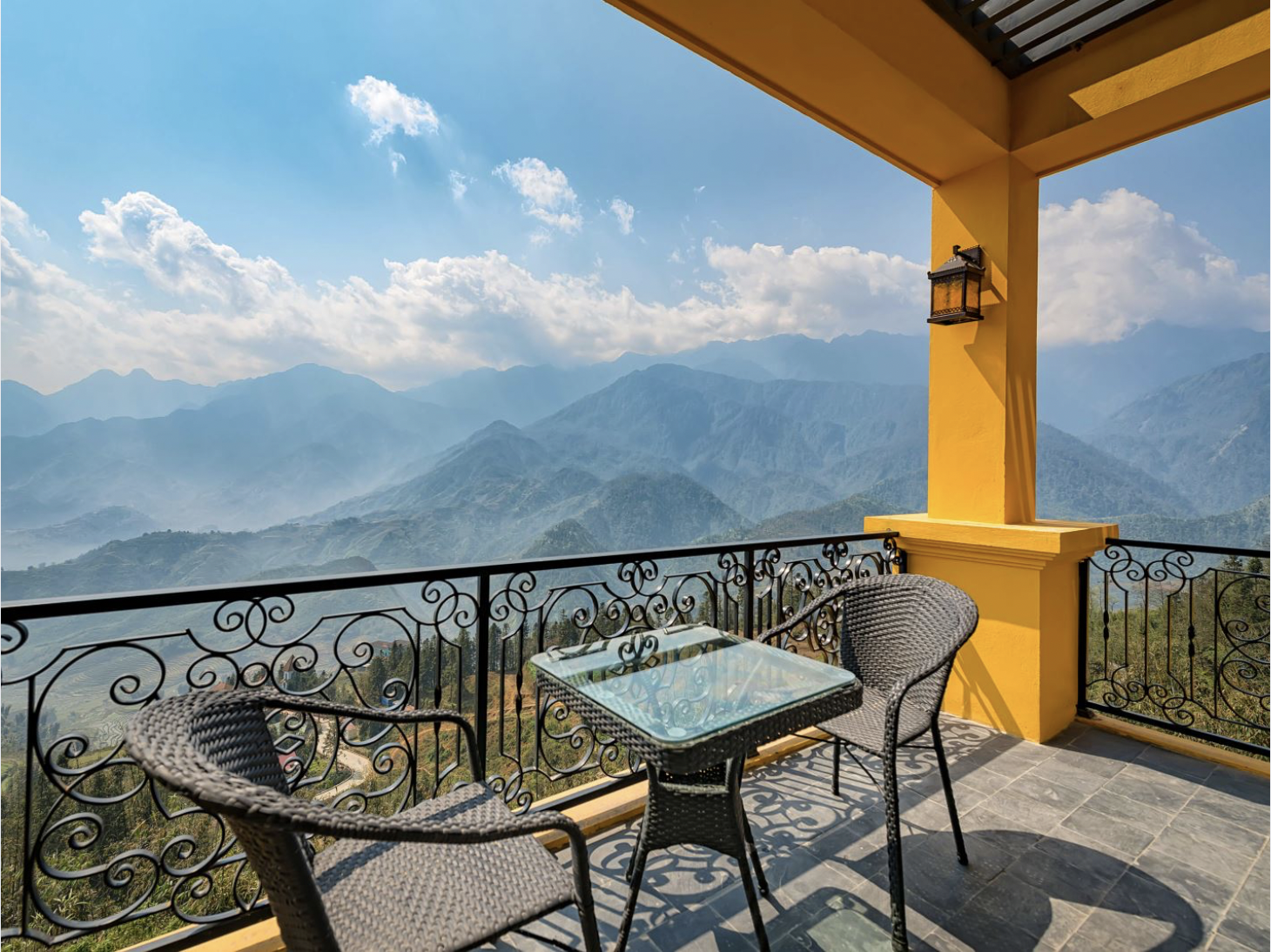 Khách sạn trang bị đầy đủ tiện ích trong không gian phòng khách.