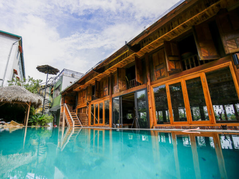 Hồ bơi ngoài trời tạo điểm nhấn giữa không gian xanh mát.