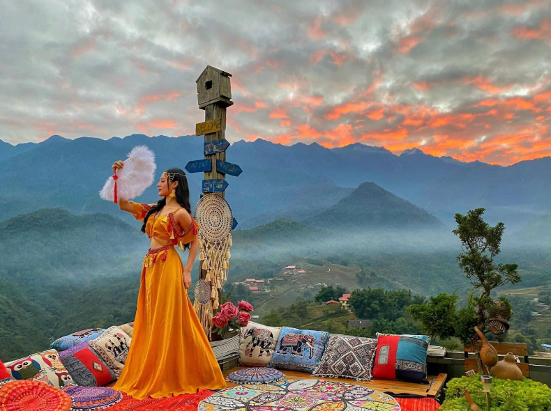 Cửa hàng cung cấp đầy đủ váy và phụ kiện trang phục độc đáo.