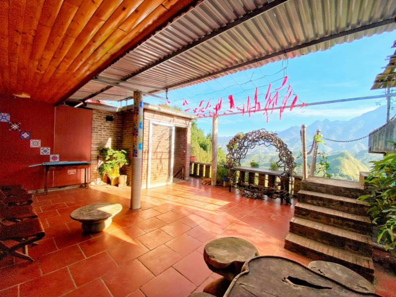 Không gian chính của Art house Sapa sử dụng nhiều chất liệu gỗ.