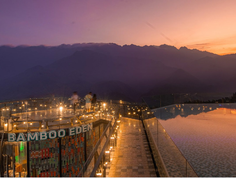 Cây cầu kính mang lại cảm giác đặc biệt khi du khách ngắm nhìn toàn cảnh thung lũng bên dưới.