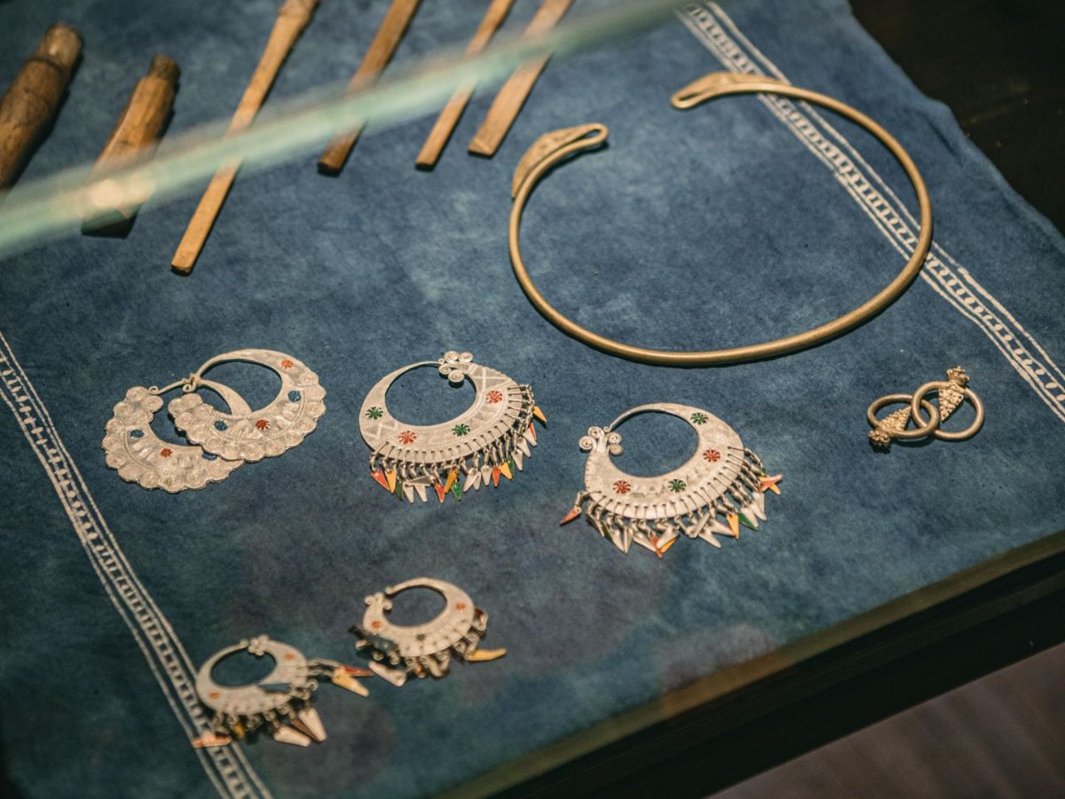 Trang sức bạc chạm khắc họa tiết ấn tượng