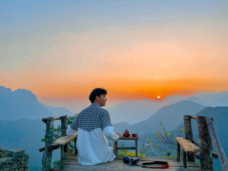 Du khách có thể cùng bạn bè và người thân ngắm hoàng hôn buông xuống bên phía đèo.