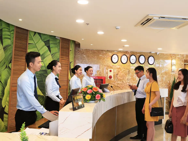 Du khách thực hiện đăng ký, xác nhận thông tin đặt phòng và nhận phòng