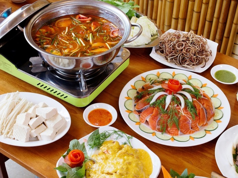 Lẩu cá hồi Sa Pa là món ăn đặc sắc với vị nước dùng thanh ngọt