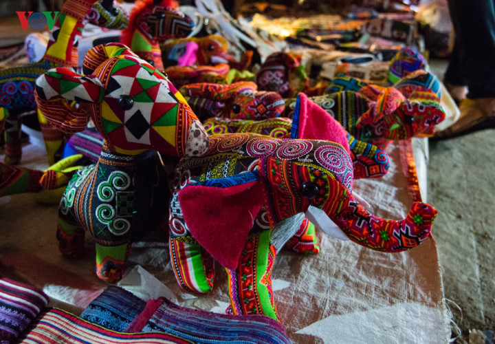 Thổ cẩm Sapa không chỉ là sản phẩm thủ công, mà còn là cầu nối giữa truyền thống và hiện đại.