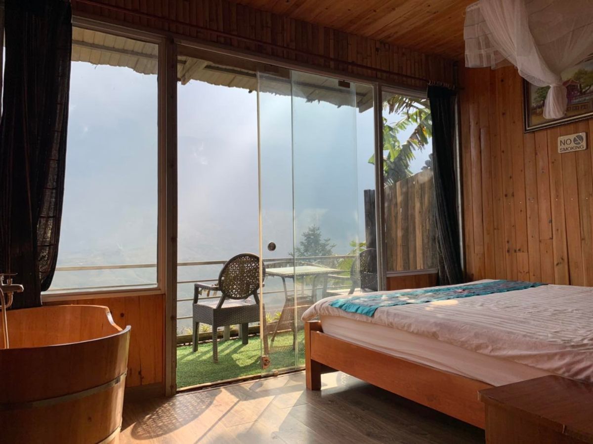 Buổi sáng bình yên tại một homestay Sa Pa, khi sương sớm vẫn còn vương trên những tán lá.