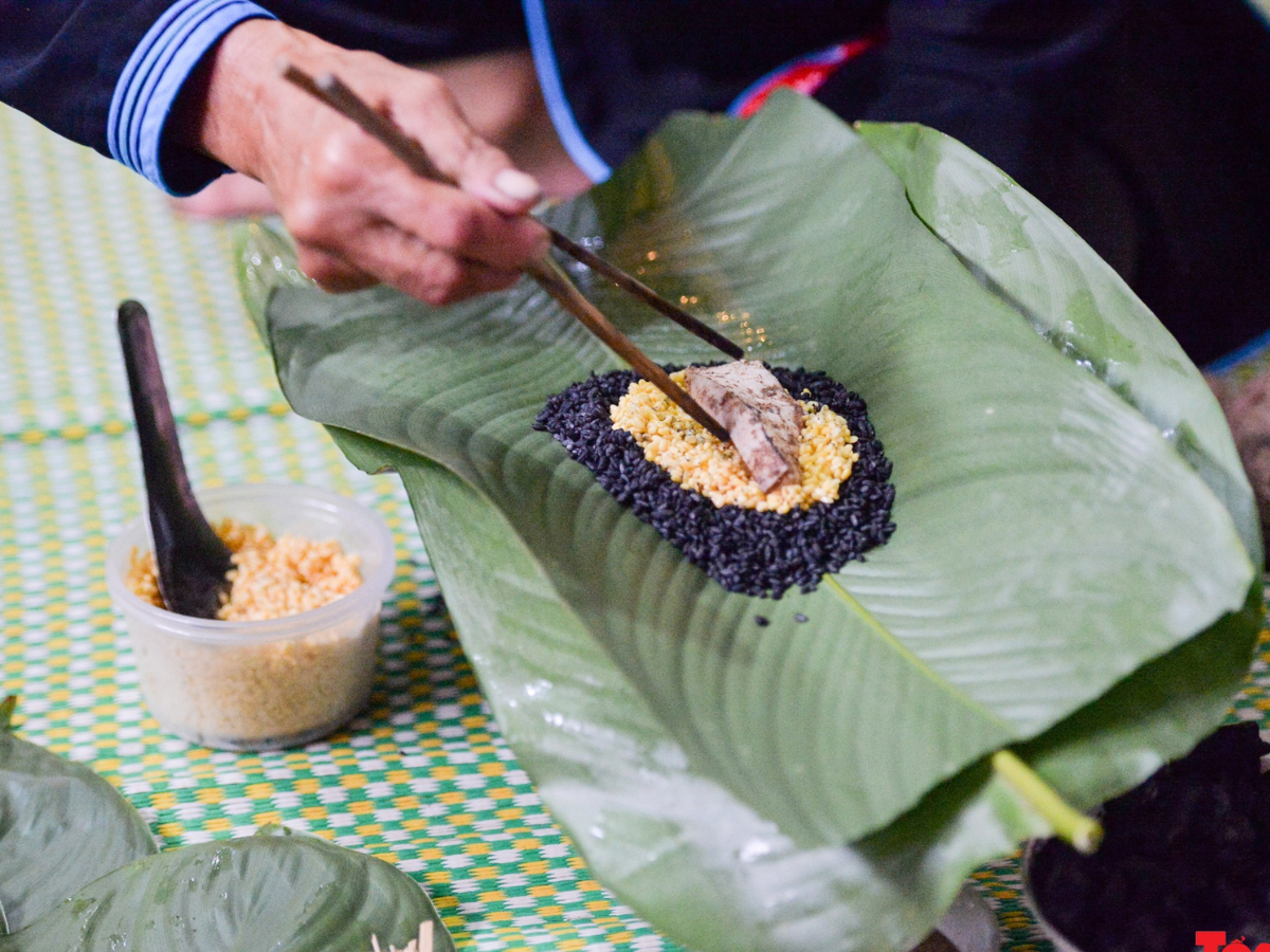 Thịt lợn bản đỗ xanh cùng các phụ liệu hòa quyện tạo nên hương vị đậm đà cho bánh chưng đen.