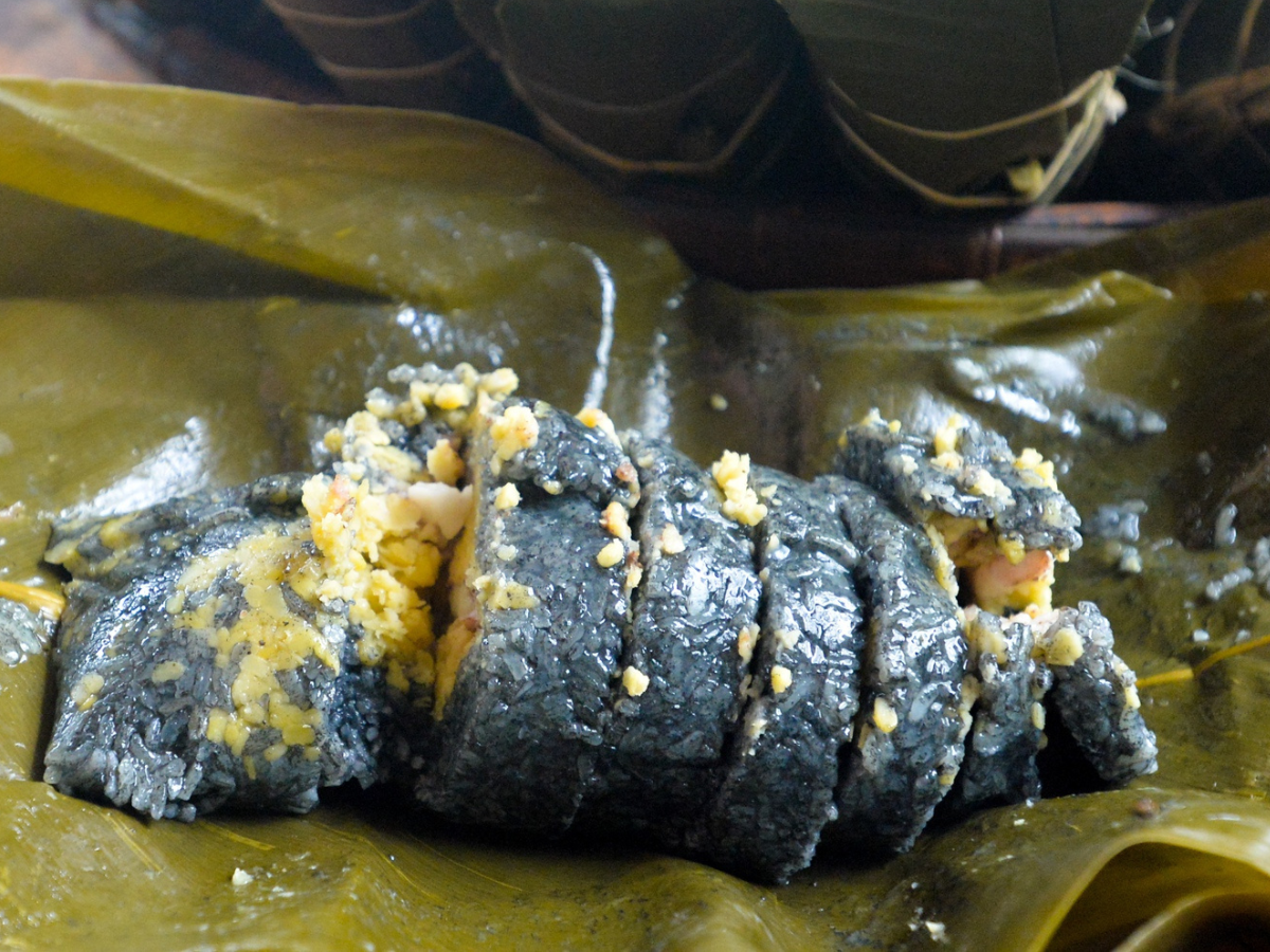 Bánh chưng đen Sa Pa mang hương vị độc đáo gắn liền văn hóa người dân tộc vùng cao.