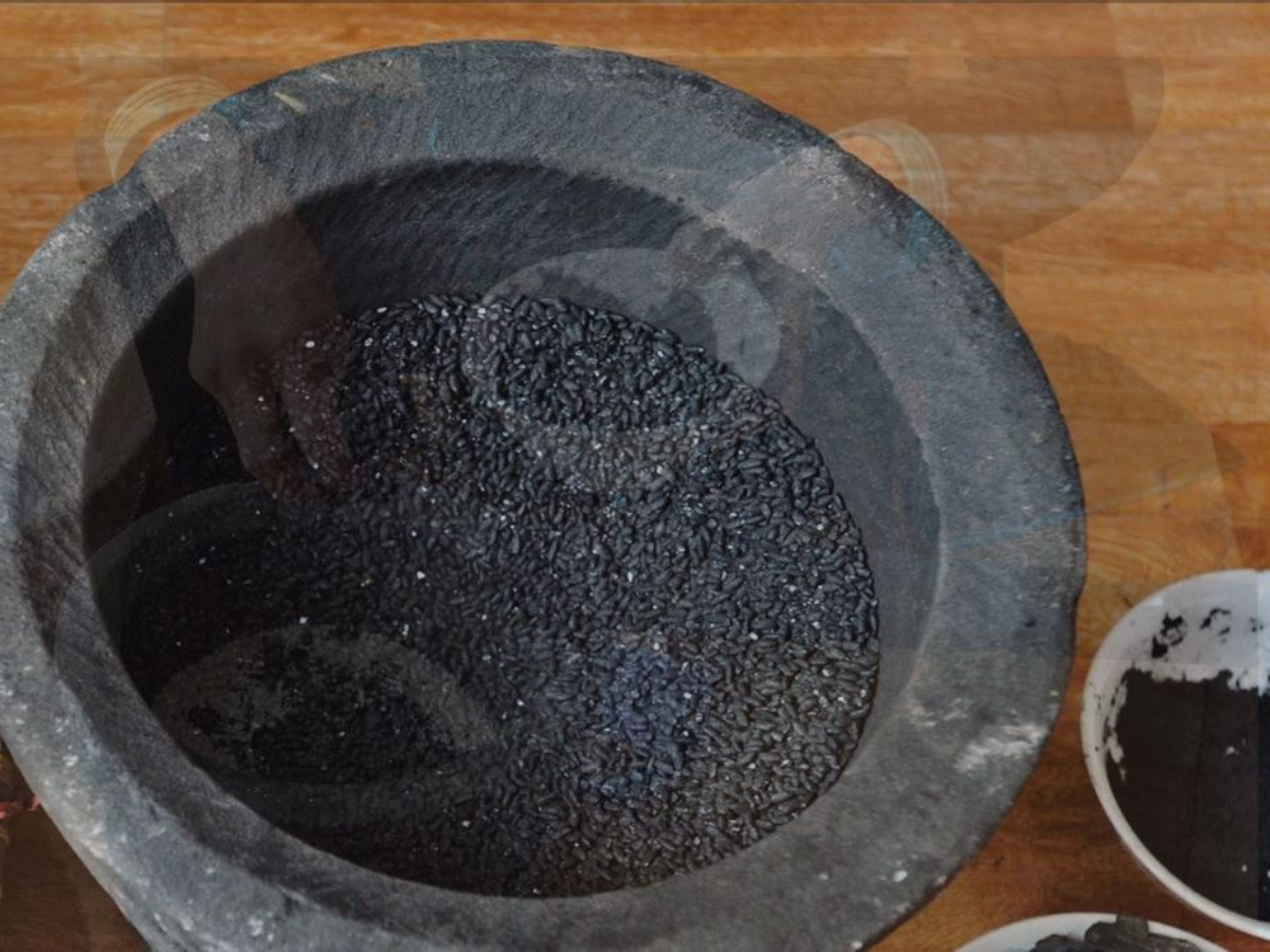 Màu đen tự nhiên của bánh chưng đến từ cây núc nác và tro nếp tạo nên hương vị truyền thống độc đáo.