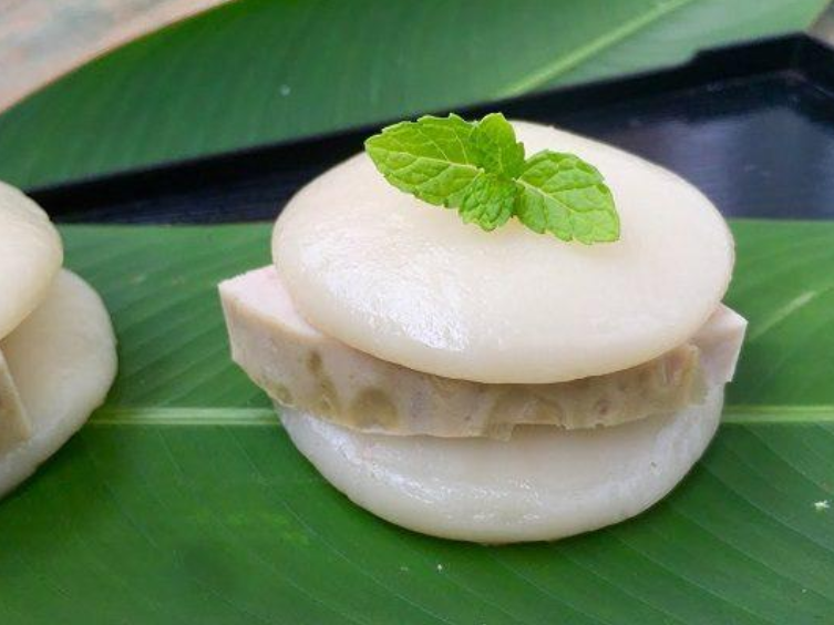 Bánh giầy nếp dẻo thơm cùng miếng chả thơm ngậy.