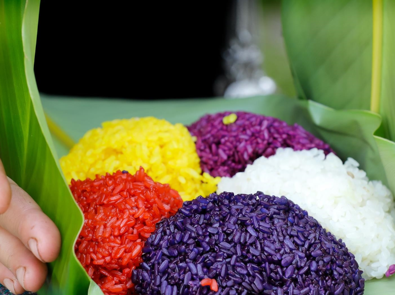 Xôi ngũ sắc với màu sắc rực rỡ tự nhiên từ các loại lá.