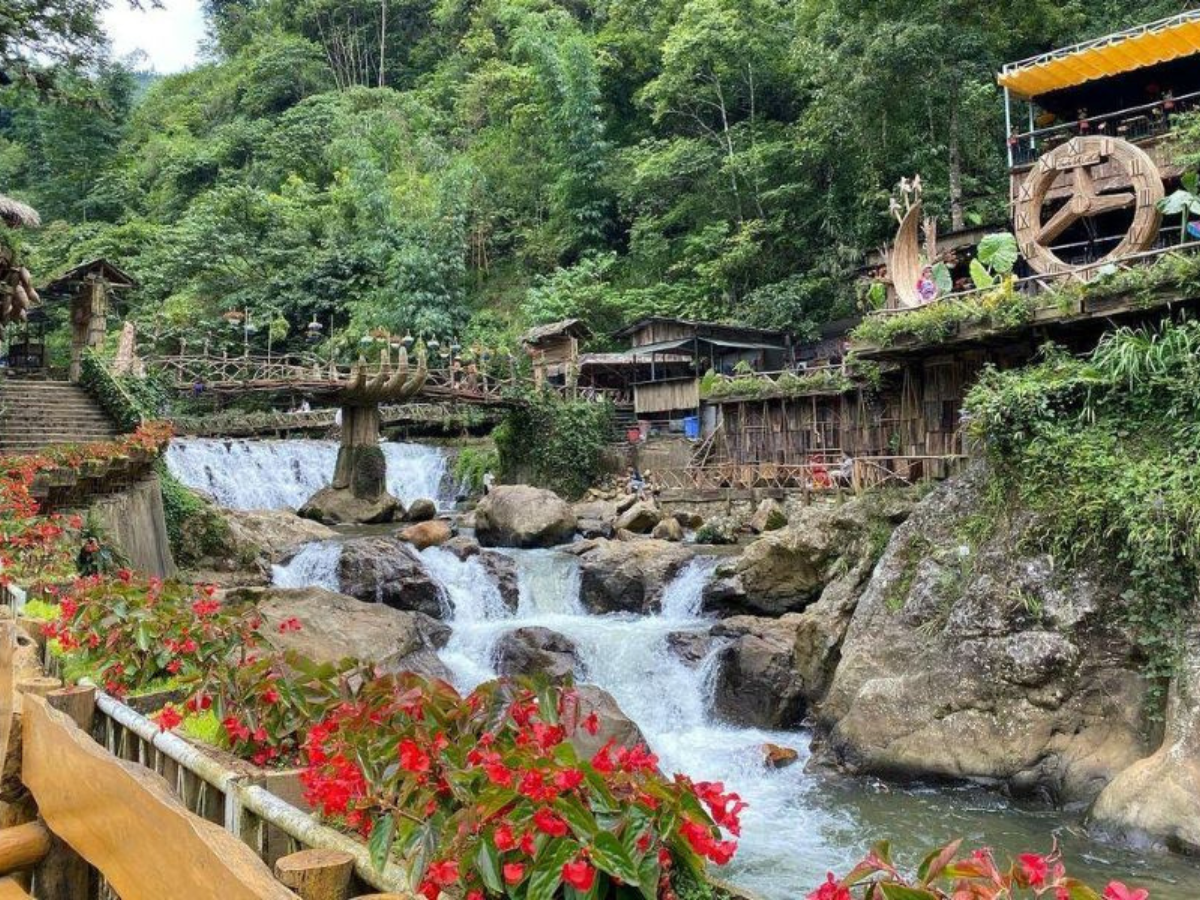 Bản Cát Cát hấp dẫn du khách bởi vẻ đẹp mộc mạc và nét văn hóa người H’Mông