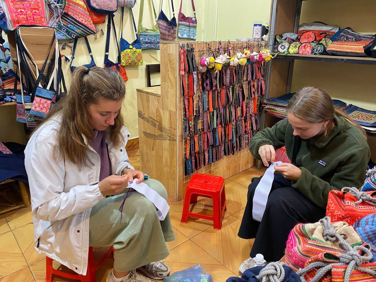 Du khách tham gia workshop tại Hemp & Embroidery Sapa