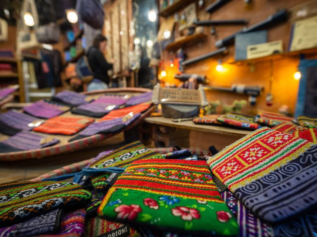 Sản phẩm thủ công mỹ nghệ H’Mông chính gốc tại Indigo Cat Sa Pa mang đậm dấu ấn văn hóa bản địa
