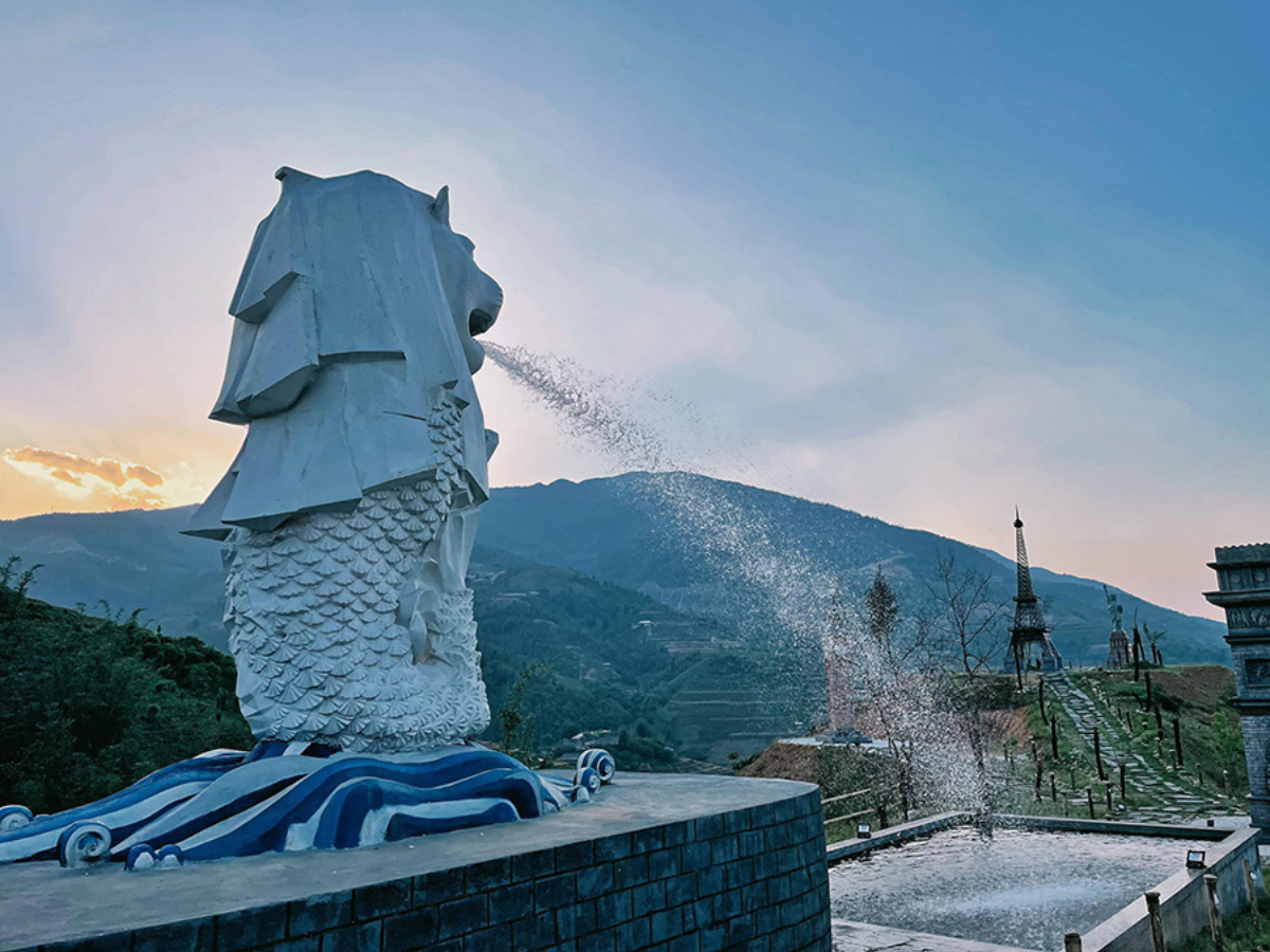 Tượng sư tử biển Merlion tại Sa Pa Story mang biểu tượng Singapore đến núi rừng Sa Pa.