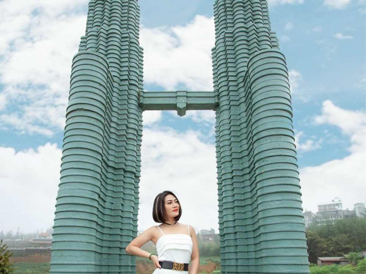 Tháp đôi Petronas tại Sa Pa Story tái hiện biểu tượng Malaysia giữa núi rừng.