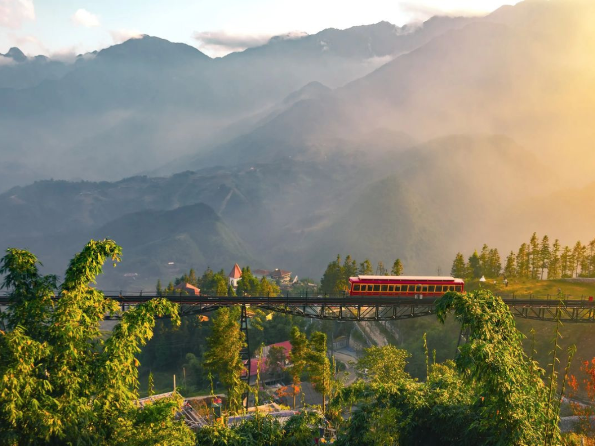 Tàu hỏa leo núi Mường Hoa đưa du khách ngắm cảnh Sa Pa từ trên cao.