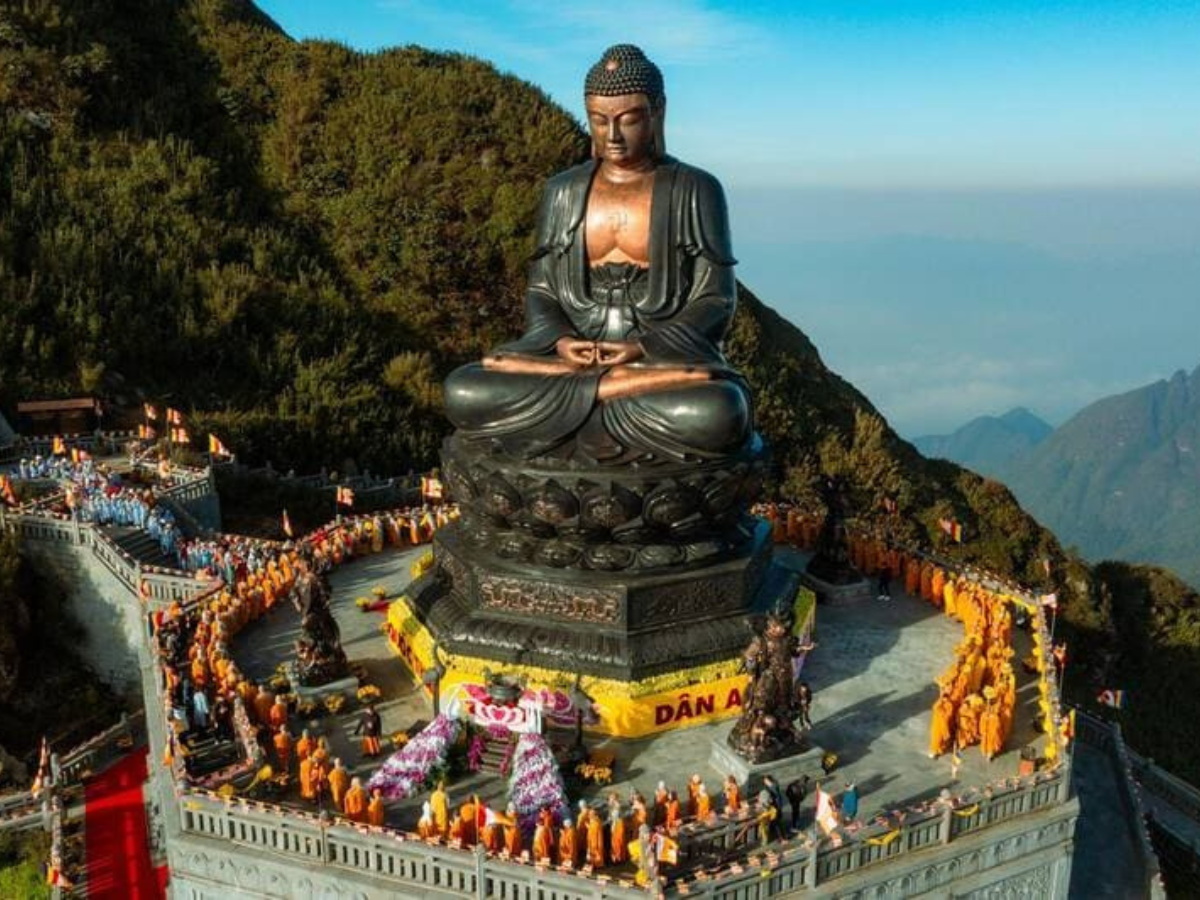 Quần thể kiến trúc tâm linh tại Sun World Fansipan Legend mang vẻ uy nghi giữa mây trời Sa Pa.