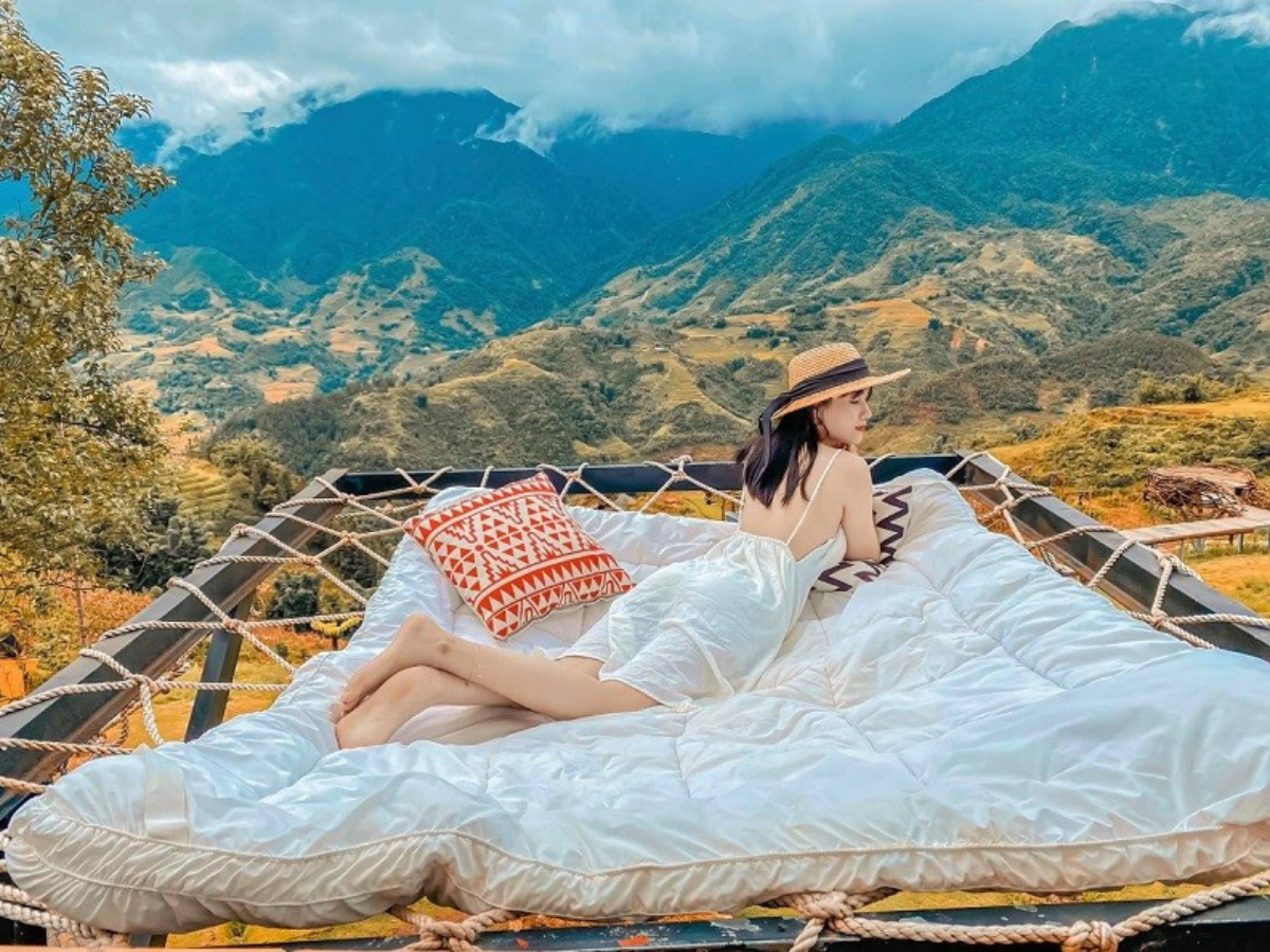 Giường lưới giữa trời tại Swing Sa Pa mang đến cảm giác bay giữa mây trời