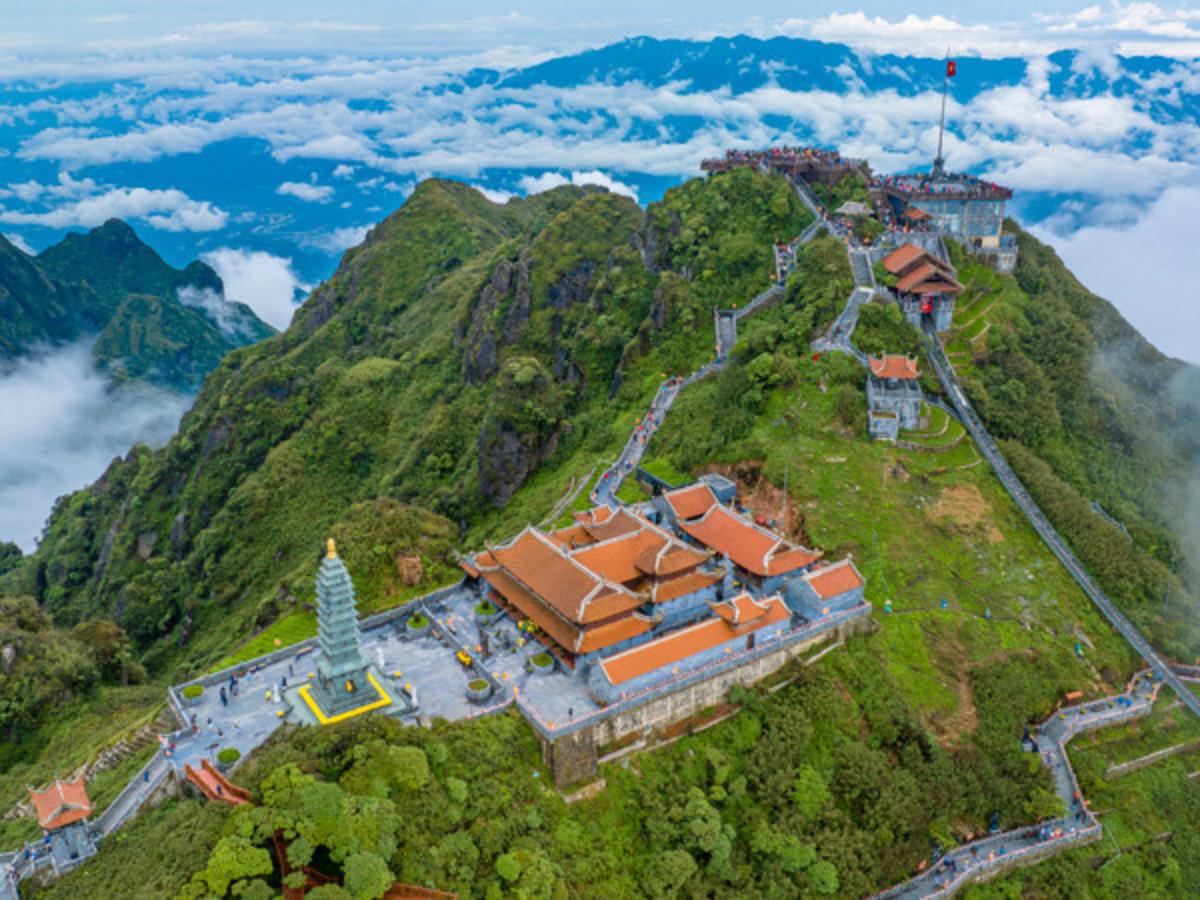 Sun World Fansipan Legend là quần thể du lịch nổi bật giữa núi rừng Sa Pa.