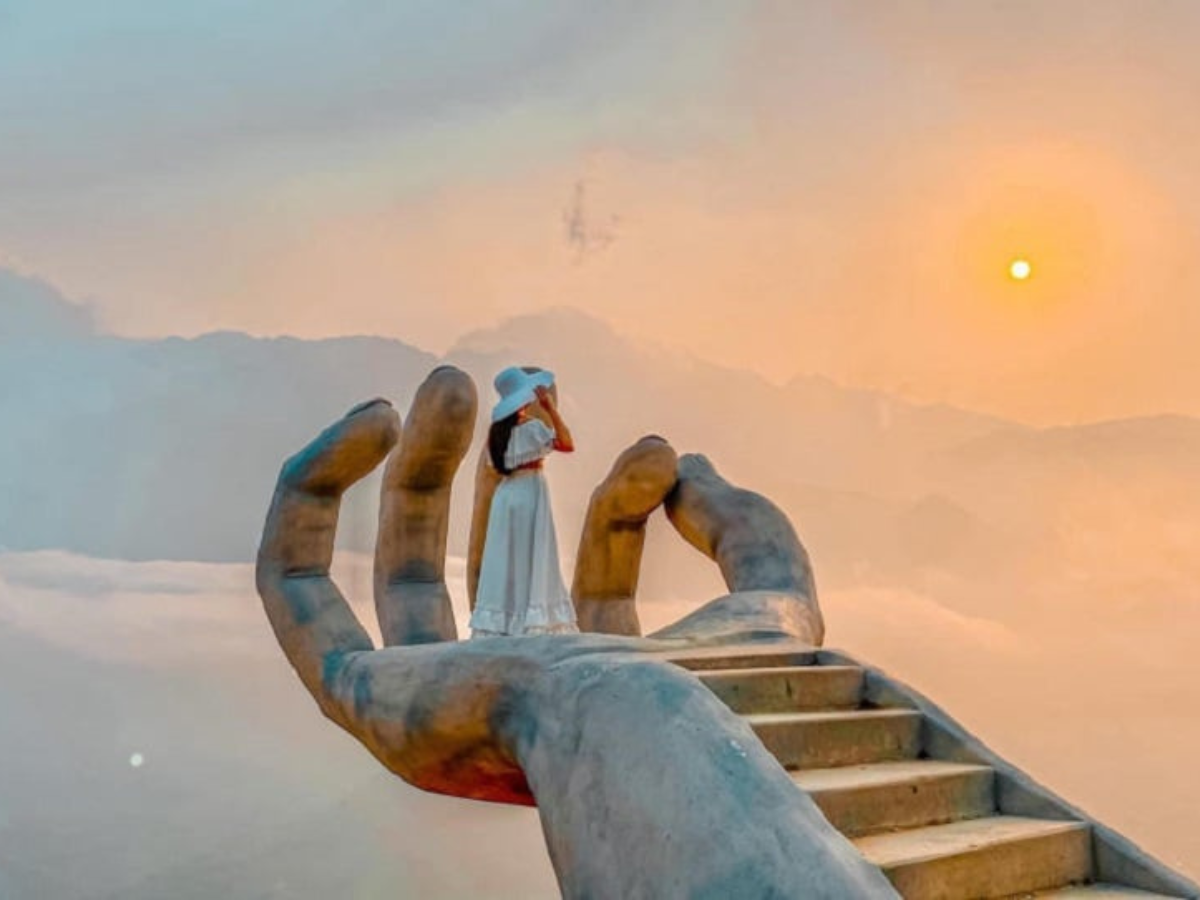 Bàn tay khổng lồ tại Swing Sa Pa là điểm check in nổi bật giữa lưng chừng mây.