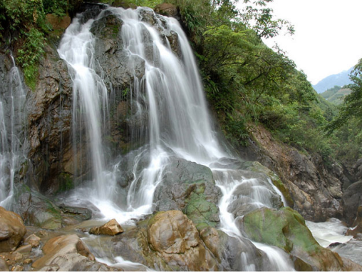 Khám phá vẻ đẹp tự nhiên hùng vĩ của Thác Bạc giữa núi rừng Sa Pa