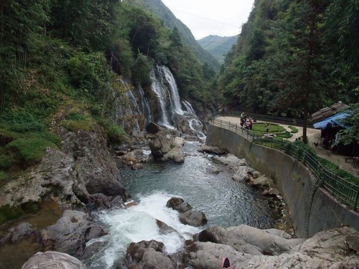 Thác Tiên Sa là điểm đến thơ mộng mang vẻ đẹp huyền ảo giữa núi rừng Sa Pa