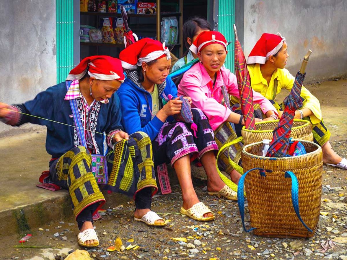 Người dân làm thổ cẩm trước hiên nhà — góc sống chân thực của văn hóa vùng cao.