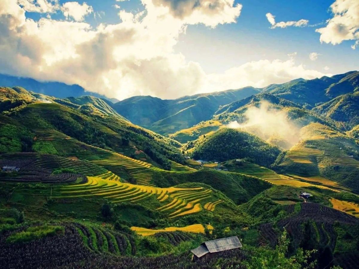 Khung cảnh hoàng hôn buông trên ruộng bậc thang Ý Linh Hồ, mây núi phủ mờ tạo nên bức tranh thơ mộng.