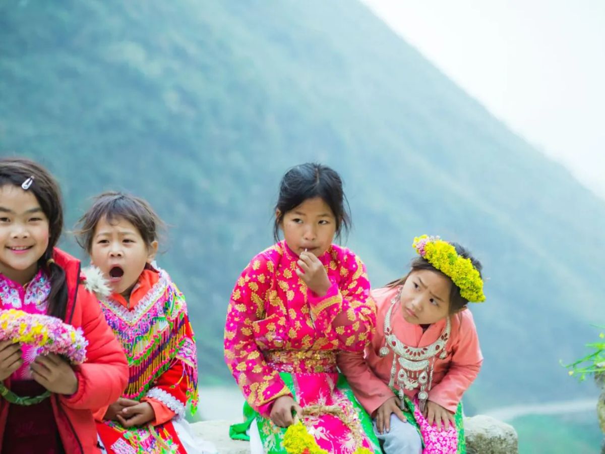 Trẻ em bản chơi đùa trên con đường đất nhỏ, nụ cười trong veo giữa núi rừng