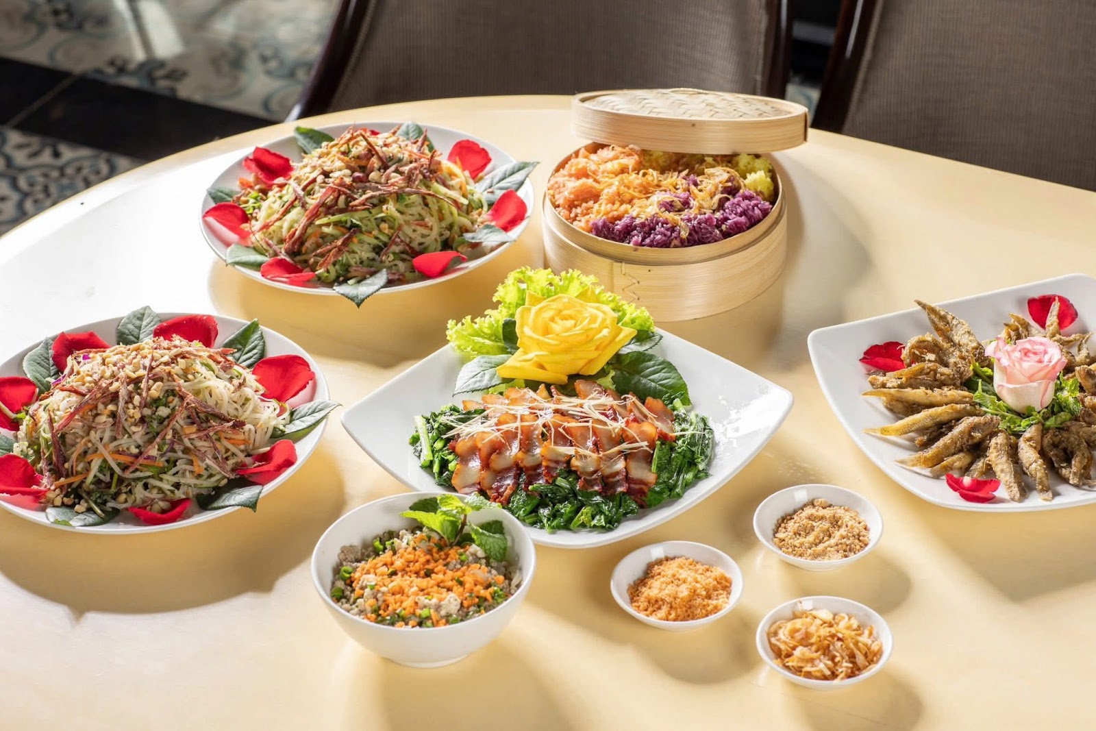 Du khách có thể thưởng thức những món ăn đặc sản Tây Bắc ngay tại Bản Mây