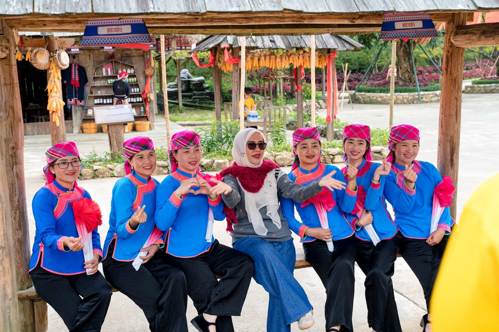 Du khách chụp ảnh với đồng bào dân tộc tại Bản Mây