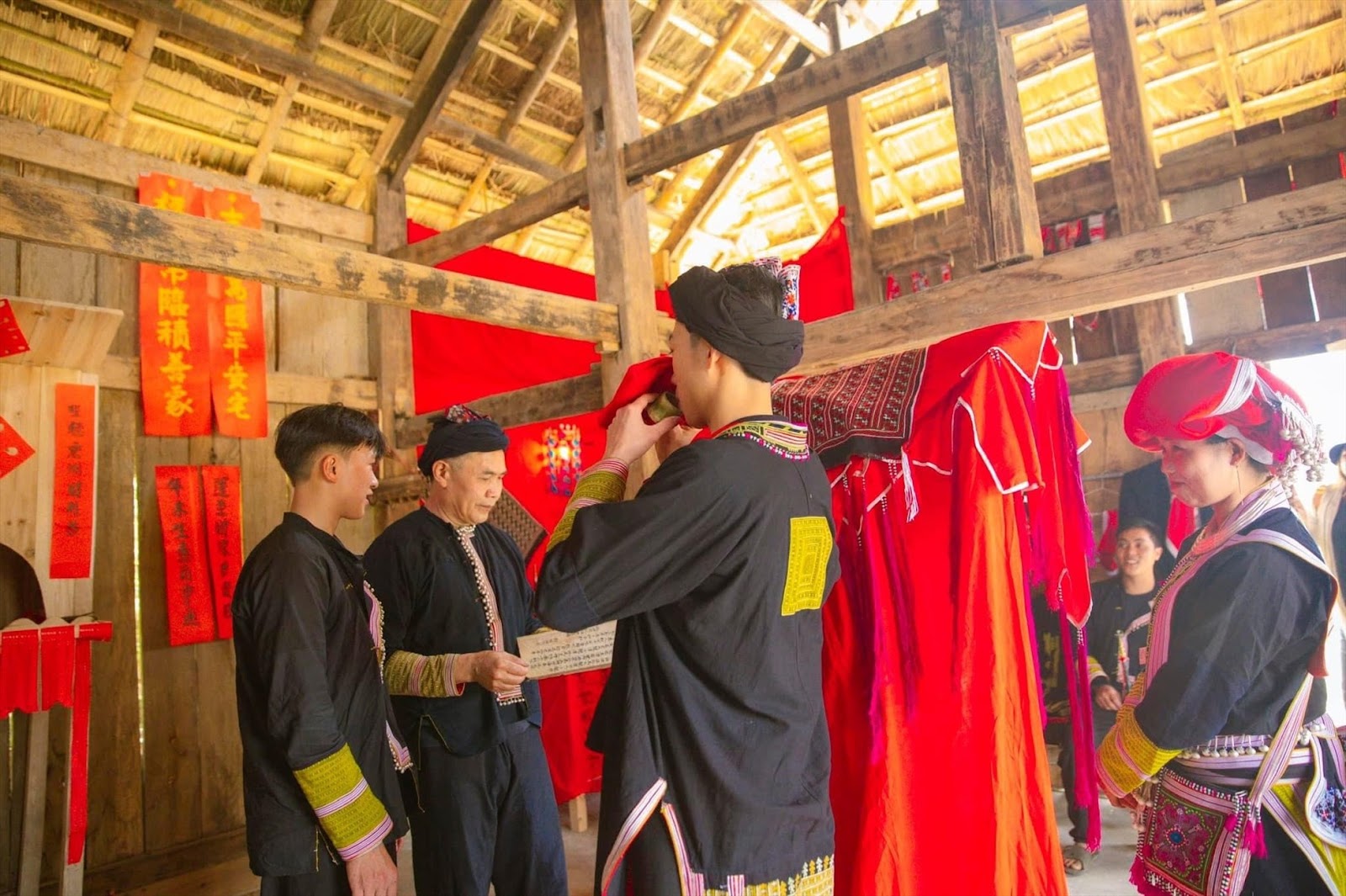 Lễ cưới của ngươi Dao Đỏ được tái hiện chân thực tại Bản Mây.