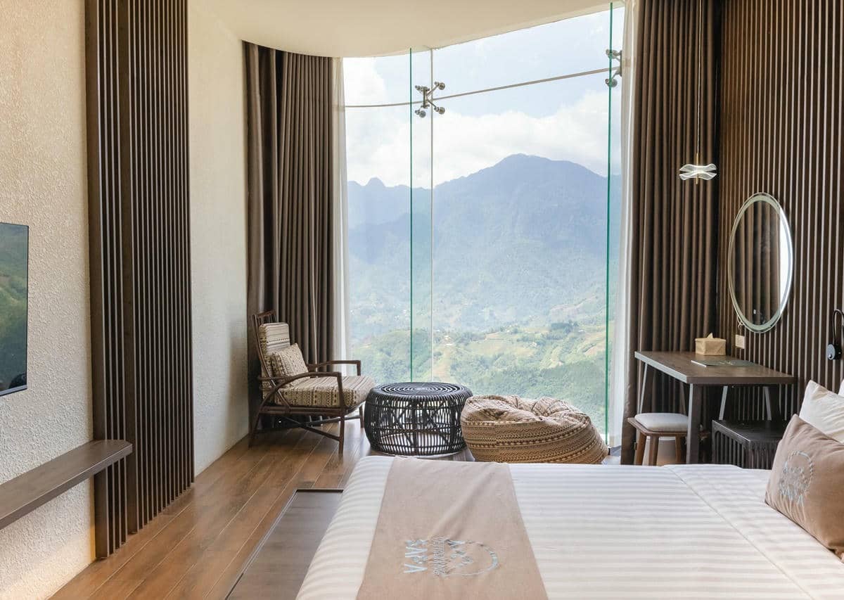 Phòng ngủ với tầm nhìn hướng ra thung lũng Hoàng Liên Sơn hùng vĩ tại VietTrekking Homestay
