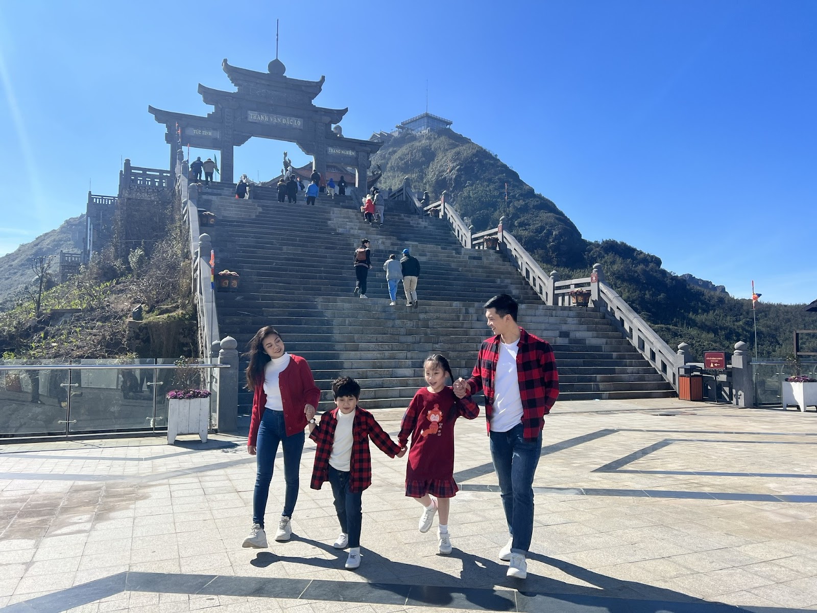 Du khách tham quan các công trình tâm linh tại Sun World Fansipan Legend.