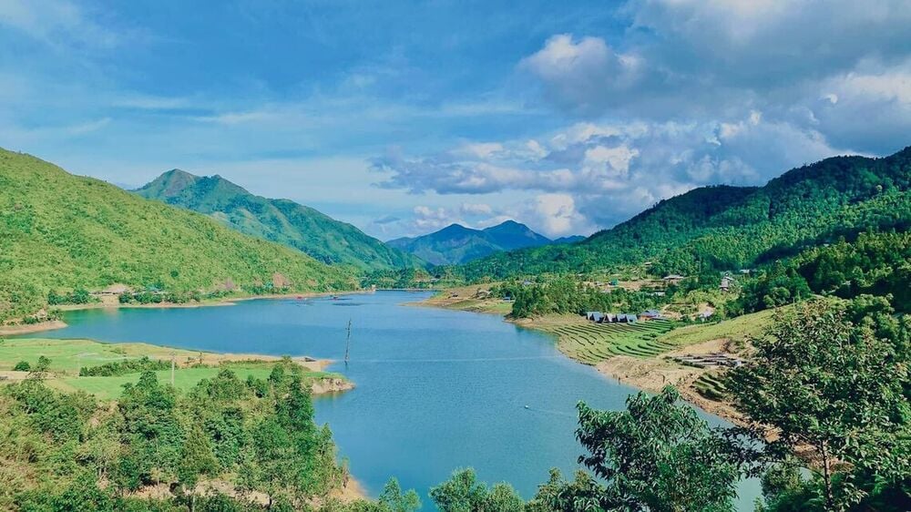 Hồ Séo Mý Tỷ thu hút du khách bởi cảnh quan thiên nhiên hùng vĩ.