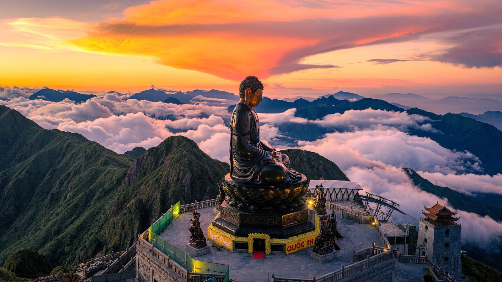 Đại Tượng Phật A Di Đà uy nghiêm trên đỉnh núi.