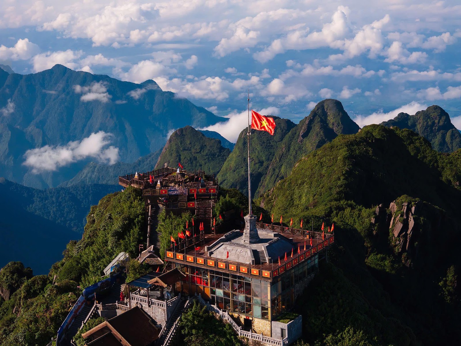 Cột cờ Tổ quốc tung bay trên đỉnh núi hùng vĩ.