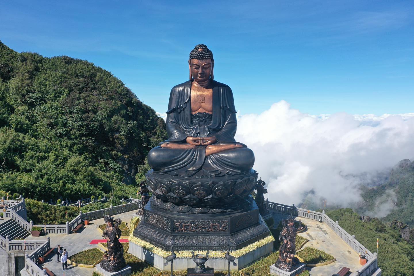 Đại Tượng Phật A Di Đà linh thiêng giữa mây trời Hoàng Liên Sơn