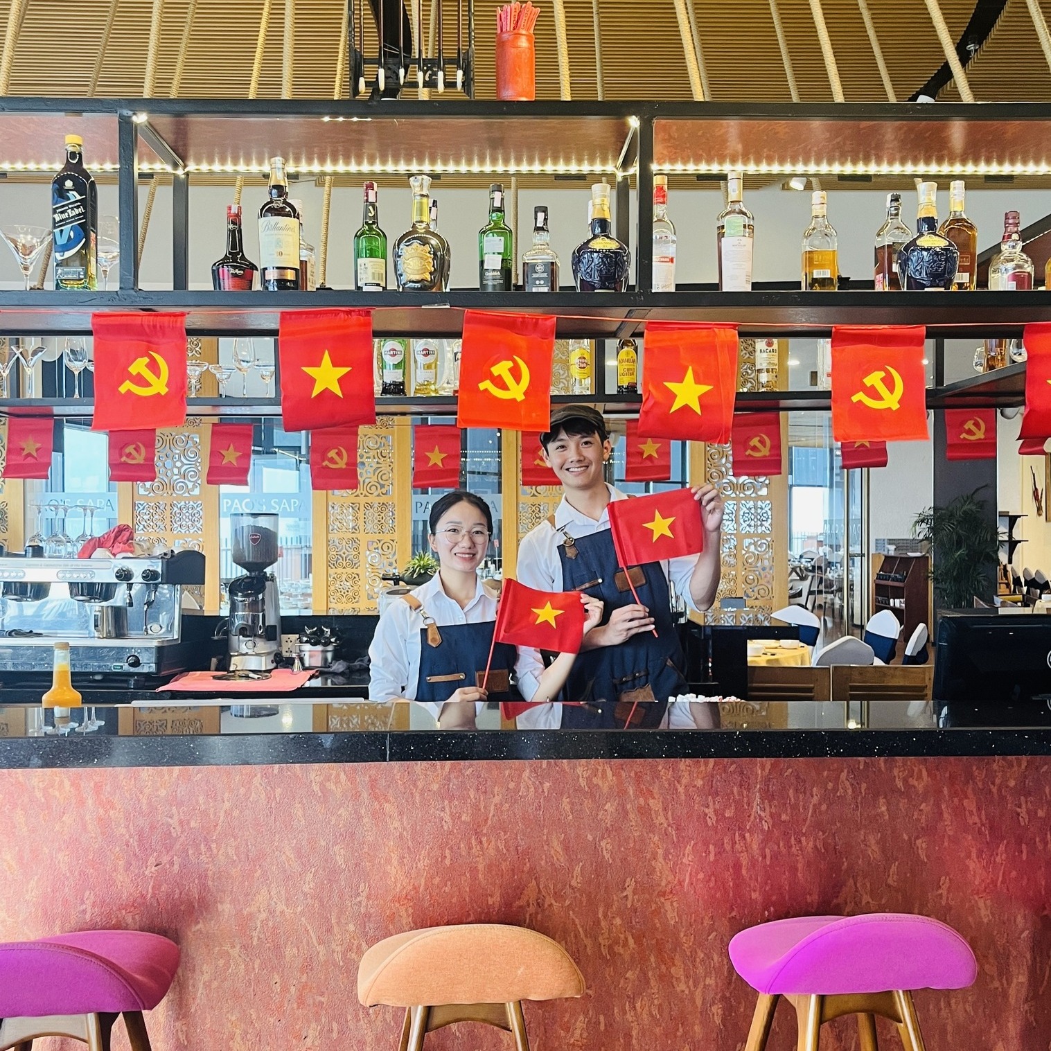 Nhân viên nhiệt tình và vui vẻ là điểm cộng lớn cho quán bar.