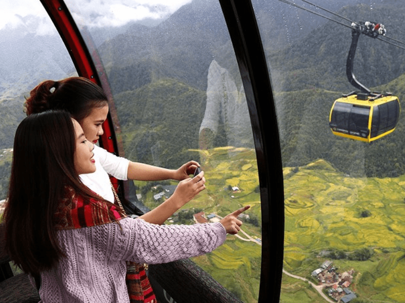 Hệ thống cáp treo hiện đại đưa du khách băng qua toàn cảnh hùng vĩ.