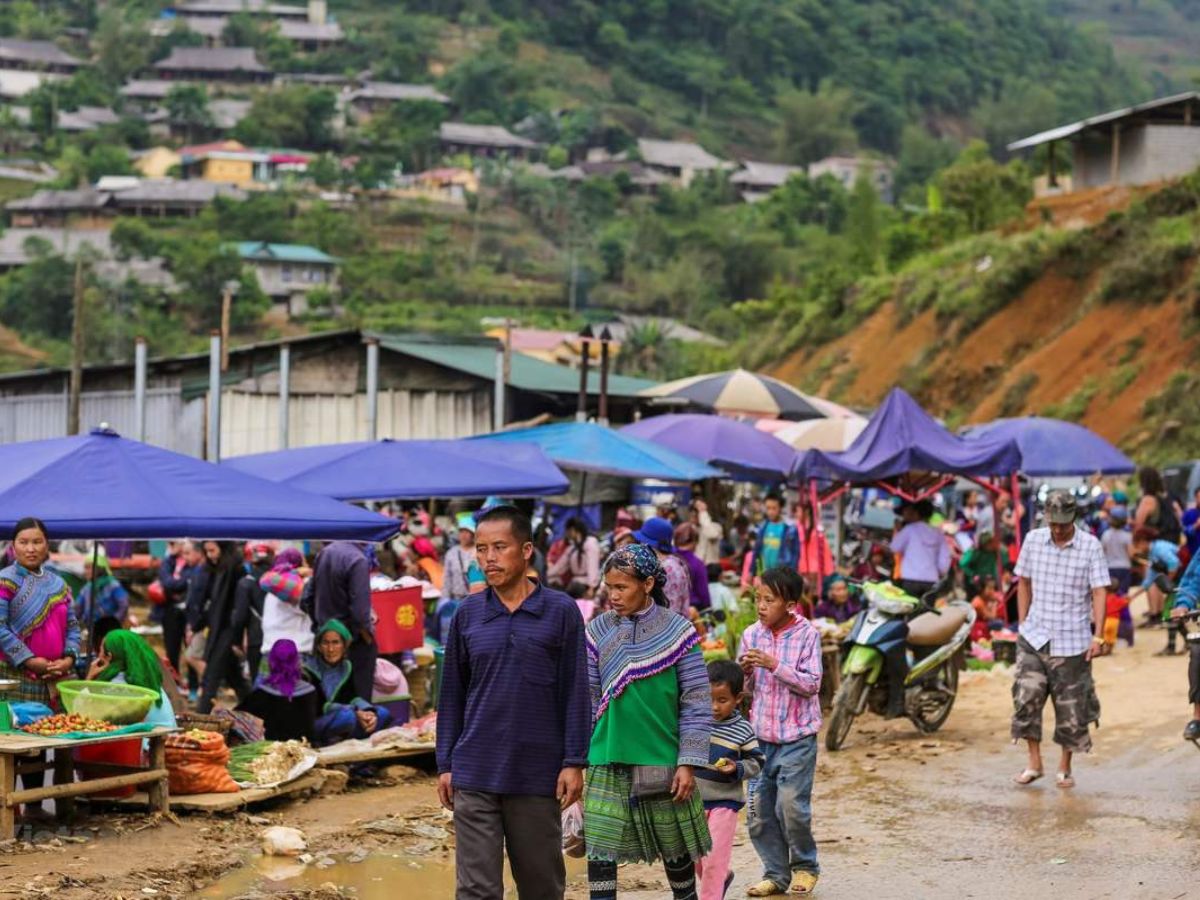 Hòa mình vào nhịp sống văn hóa đặc sắc tại chợ Cán Cấu