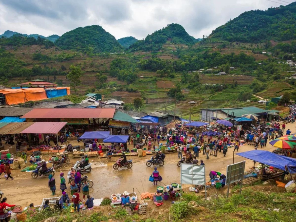 Trải nghiệm không khí tấp nập, sôi động ở chợ Cán Cầu